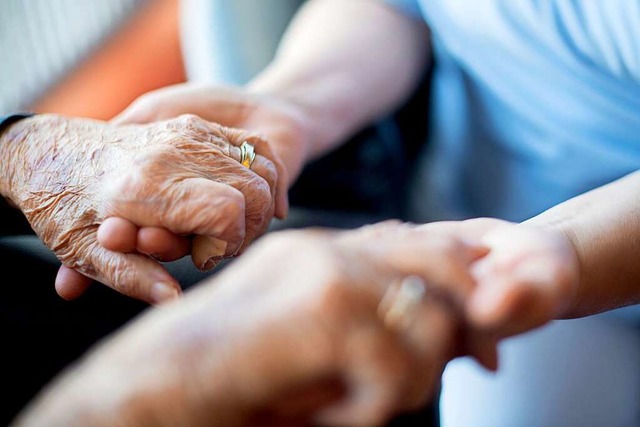 Pflege ist auch emotional anspruchsvol... mehr als nur medizinische Versorgung.  | Foto: Tom Weller (dpa)