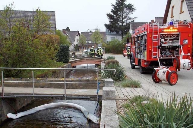 Hydraulikl von Denzlinger Baustelle verschmutzt Glotter