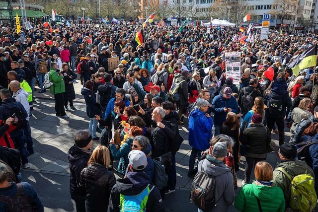 15.000 Menschen kamen am Karsamstag zu...stration von &#8222;Querdenken&#8220;.  | Foto: Christoph Schmidt (dpa)