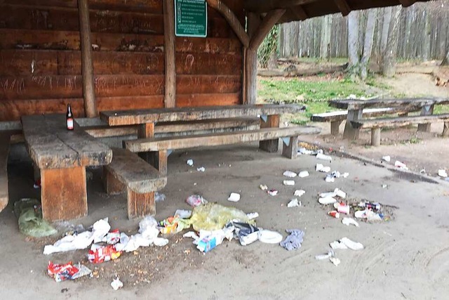 Schlimm sah es nach Ostern an der Htte am Schallbacher Spielplatz aus.  | Foto: Hartwig Hinnah