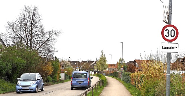 Schilder und Display nach dem Kreisel ...okontrollen gibt es Kritik in Sasbach   | Foto: Michael Haberer