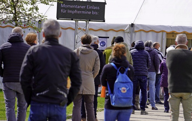 Vor dem Impfzentrum  in der Stadthalle...in fr die Corona-Vakzine auf Einlass.  | Foto: Gerard, Roland