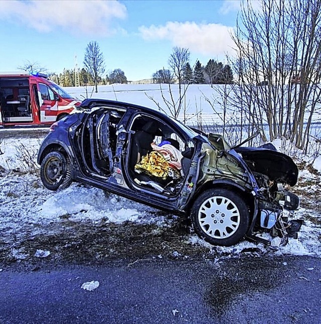 Schwerer Verkehrsunfall bei Grafenhaus...nsporter war mit einem Pkw kollidiert.  | Foto: Kerstin Heller