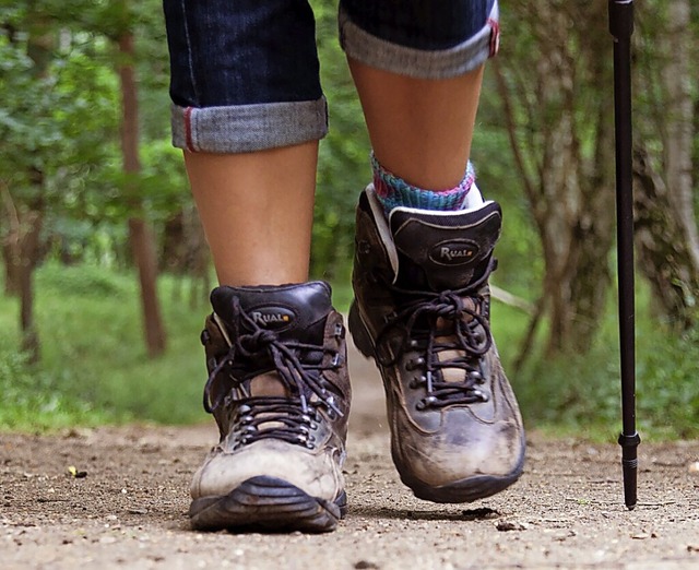 Geliebte Treter: Wanderschuhe aus Leder sind treue Begleiter.  | Foto: Christin Klose (dpa)