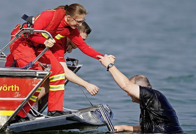 Die DLRG trainiert im Winter im Hallenbad, um fit fr den Sommer zu sein.  | Foto: Uwe Anspach (dpa)