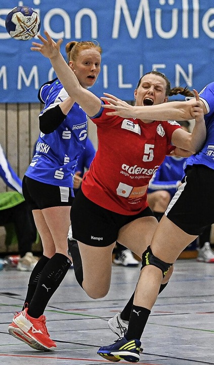 HSG-Spielerin Angelika Makelko sucht a...g die Lcke in der Leipziger Abwehr.    | Foto: Achim Keller