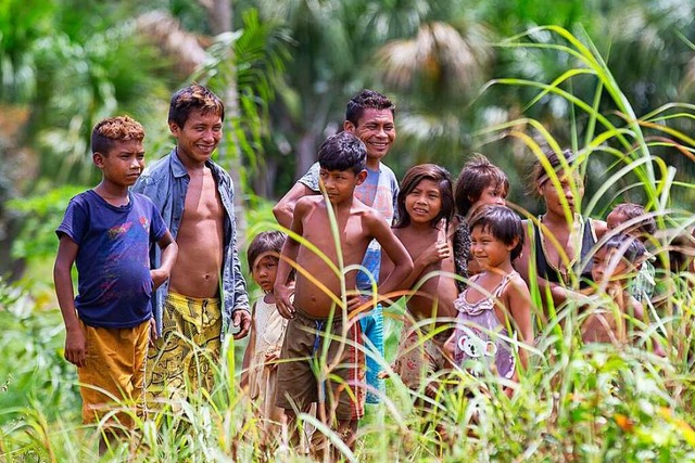 Mitglieder einer indigenen Gemeinschaf...r Siedlung an der Grenze zu Kolumbien.  | Foto: Paulo Lopes (dpa)