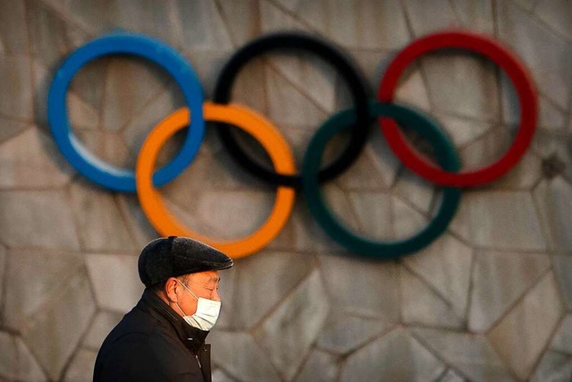 Die Olympischen Ringe hngen an der Auenseite des Nationalstadions in Peking  | Foto: Mark Schiefelbein (dpa)