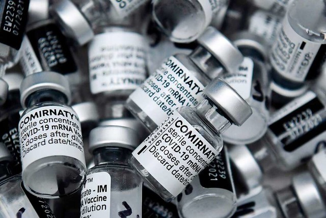 Leere Flschchen Comirnaty, dem Impfst...zt mehr Impfstoff fr die Grenzregion.  | Foto: ALAIN JOCARD (AFP)