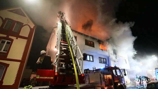 150 Feuerwehrleute waren in der Nacht ...iert von 100 weiteren Rettungskrften.  | Foto: kamera24