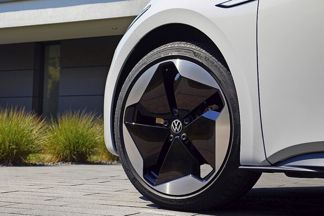 Passendes Schuhwerk braucht auch das Elektroauto.  | Foto: Volkswagen AG