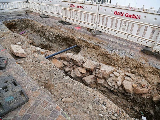 Sehr gut zu erkennen ist das alte Maue...enetz am Spitalplatz freigelegt wurde.  | Foto: Michael Gottstein