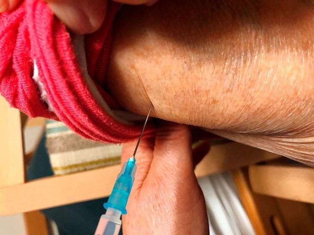 Da macht es Pieks: Die Zahl der Impfun...uch beim Kreisimpfzentrum in Mllheim.  | Foto: Thomas Schellinger-Pusler