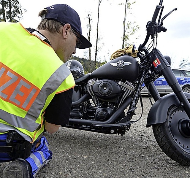 Die Polizei berprft verstrkt Motorradfahrer.  | Foto: Patrick Seeger