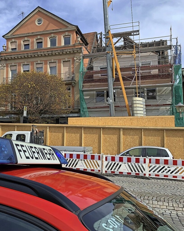 Bei Bauarbeiten  in der Hauptstrae st...chaulustige verfolgten das Geschehen.   | Foto: Helmut Seller