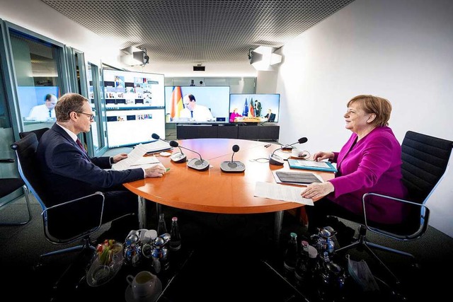 Bundeskanzlerin Angela Merkel (CDU) un...mit den Ministerprsidenten der Lnder  | Foto: Guido Bergmann (dpa)