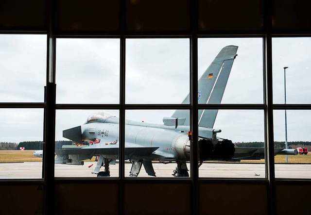 Ein Kampfflugzeug steht in einem Hangar  | Foto: Daniel Bockwoldt (dpa)