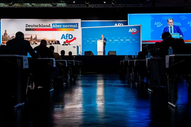 Mit ihrem Parteitag in Dresden startet die AfD in den Bundestagswahlkampf.  | Foto: JENS SCHLUETER (AFP)