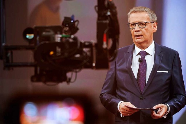 Der Moderator Gnther Jauch steht beim...ot; 2020&quot; im Studio (Archivbild).  | Foto: Henning Kaiser (dpa)