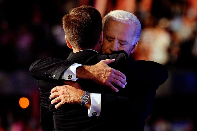 Joe  Biden, damals Kandidat fr die Vi...orbenen Sohn Beau Biden auf der Bhne.  | Foto: Shawn Thew (dpa)