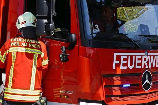 Feuerwehr lscht Brand in einer Hundepension in Weil am Rhein