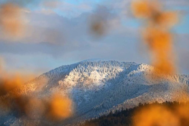 Der letzte Schnee auf dem Gipfel  und ... dieser Tage den Belchen fotografiert.  | Foto: Harald Hfler