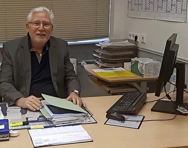 Fred Thelen an seinem Schreibtisch in der Ortsverwaltung in Wallbach  | Foto: Axel Kremp