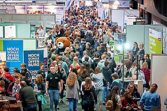 So sah die Berufsinfomesse einmal aus,...s Begegnungen verhinderte: rappelvoll.  | Foto: Tauscher/Messe Offenburg/Ortenau