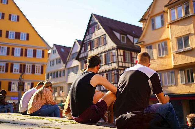 Menschen sitzen Ende Mrz  in der Tbi...stadt auf den Stufen der Stiftskirche.  | Foto: Andreas Arnold (dpa)