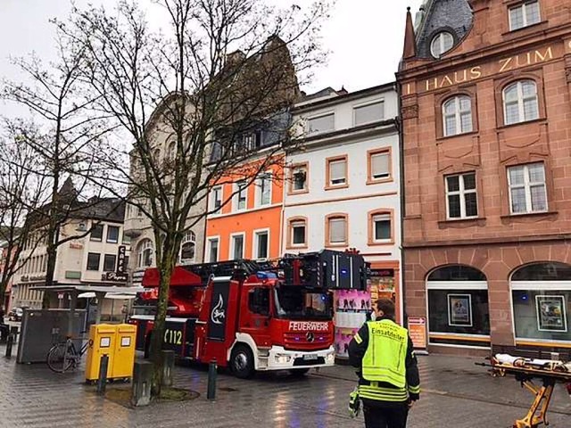 Einsatz auf dem Lrracher Marktplatz.  | Foto: Jonas Hirt