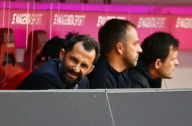 Hasan Salihamidzic (l), Sportvorstand ...chens Trainer Hansi Flick das Gesicht.  | Foto: Sven Hoppe (dpa)