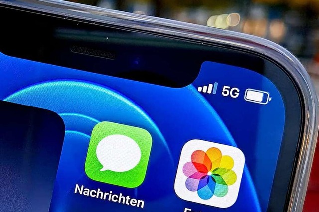 Ein iPhone mit 5G. Auch gnstigere Han...zen schon den neuen Mobilfunkstandard.  | Foto: Christoph Dernbach (dpa)