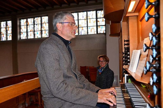 Reinhard Krmer bietet die instrumentale Begleitung im Gottesdienst.  | Foto: Hubert Rderer