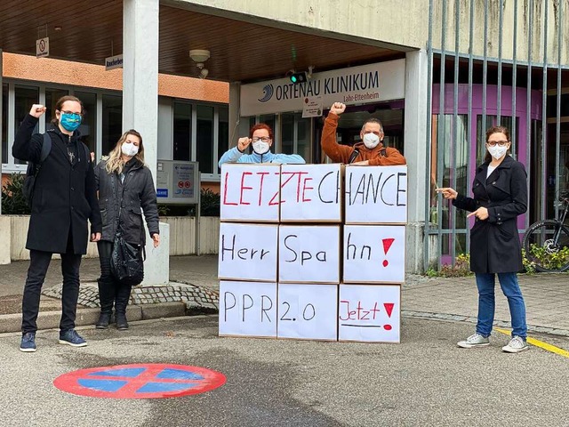 Mitarbeiterinnen und Mitarbeiter demonstrieren vor dem Lahrer Klinikum.  | Foto: Verdi