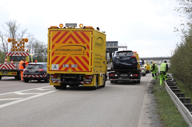 Abtransport eines Unfallautos von der A 5 bei Appenweier  | Foto: Christoph Breithaupt