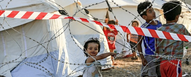 Flchtlingskinder im Lager Kara Tepe a...os warten auf ihr weiteres Schicksal.   | Foto: MANOLIS LAGOUTARIS