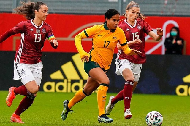 Sara Dbritz (links) als Kapitnin gegen Australien  | Foto: HB-Press-Agency (dpa)