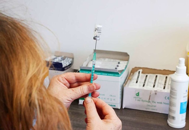 Die Corona-Schutzimpfungen werden nun ...usarztpraxen verabreicht (Symbolbild).  | Foto: Bodo Schackow (dpa)