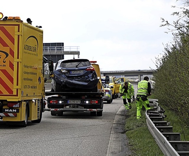 Abtransport eines Unfallfahrzeugs  | Foto: Christoph Breithaupt