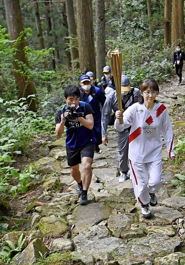 Fackellauf ber einsame Bergpfade in der japanischen Prfektur Mie  | Foto: -- (dpa)