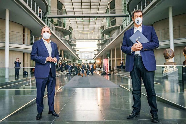 Markus Sder (rechts) und Armin Lasche...tands der Unionsfraktion im Bundestag.  | Foto: Michael Kappeler (dpa)