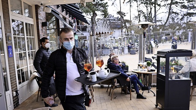 Umstritten: Am Montag durfte in Schles...in die Auengastronomie wieder ffnen.  | Foto: Christian Charisius (dpa)