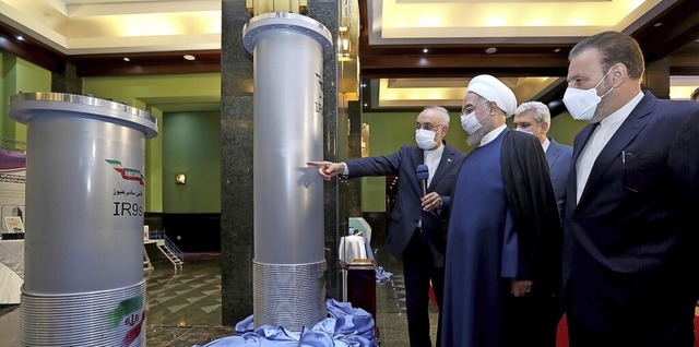 Irans Prsident Hassan Ruhani (Mitte) ...lung zu neuen nuklearen Technologien.   | Foto: Uncredited (dpa)