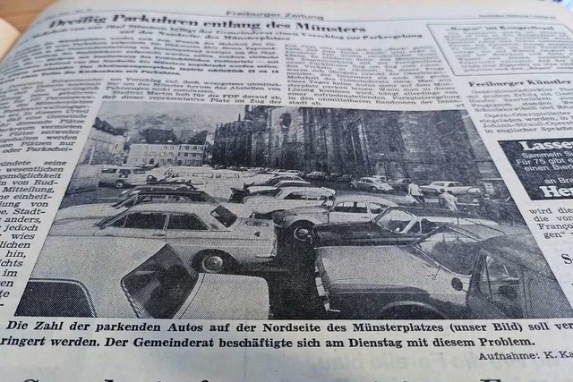 Anfang der 1970er Jahre konnte auf dem Mnsterplatz noch geparkt werden.  | Foto: Moritz Neufeld