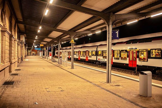 Der leere Lrracher Hauptbahnhof: Ob e...hngt von der weiteren Entwicklung ab.  | Foto: Jonas Hirt