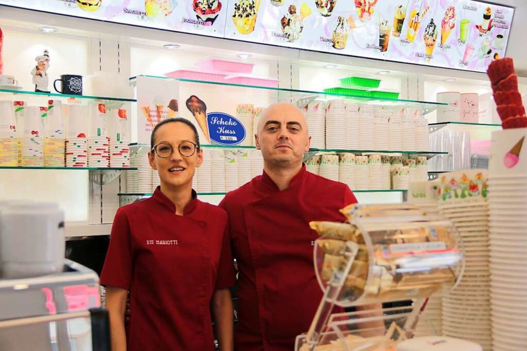 Paulina und Loris Paniccia in ihrer Eisdiele in der Kronenstrae  | Foto: Gina Kutkat