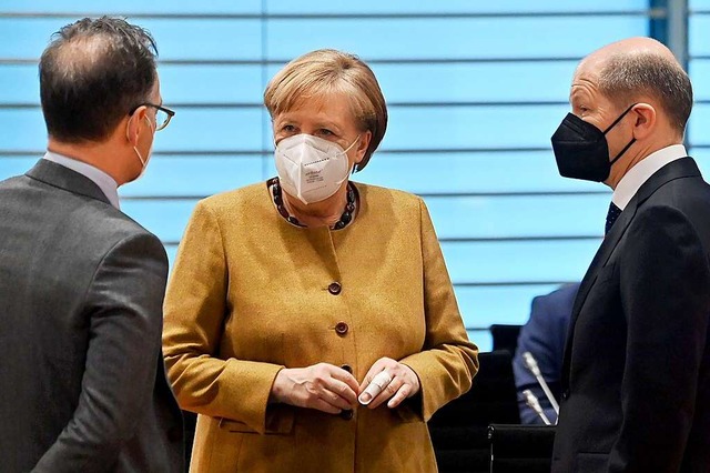 Bundeskanzlerin Angela Merkel (CDU) sp...ng des Kabinetts im Bundeskanzlearamt.  | Foto: John Macdougall (dpa)
