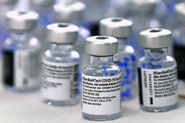 Glasflschchen mit dem Impfstoff von Pfizer-Biontech gegen das Virus Covid-19.  | Foto: LUIS ACOSTA (AFP)