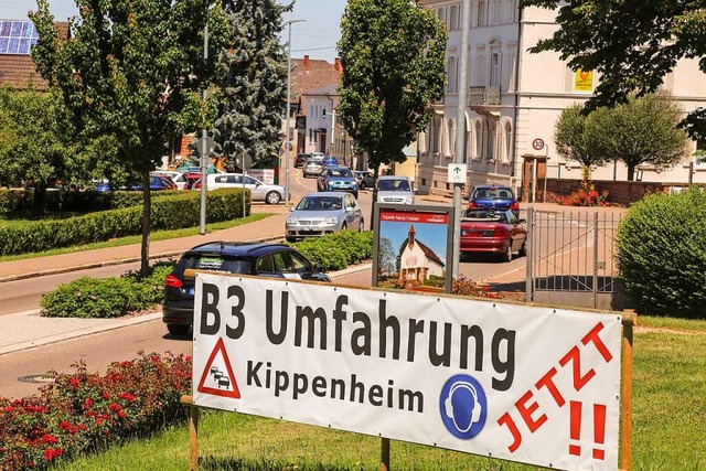 Mit Transparentem am Ortseingang von Kippenheim fordert die BI die Umfahrung.   | Foto: Sandra Decoux-Kone