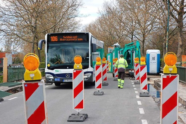 Busse drfen weiterhin ber die Rheins...nbrcke fahren, Autos hingegen nicht.   | Foto: Wolfgang Beck